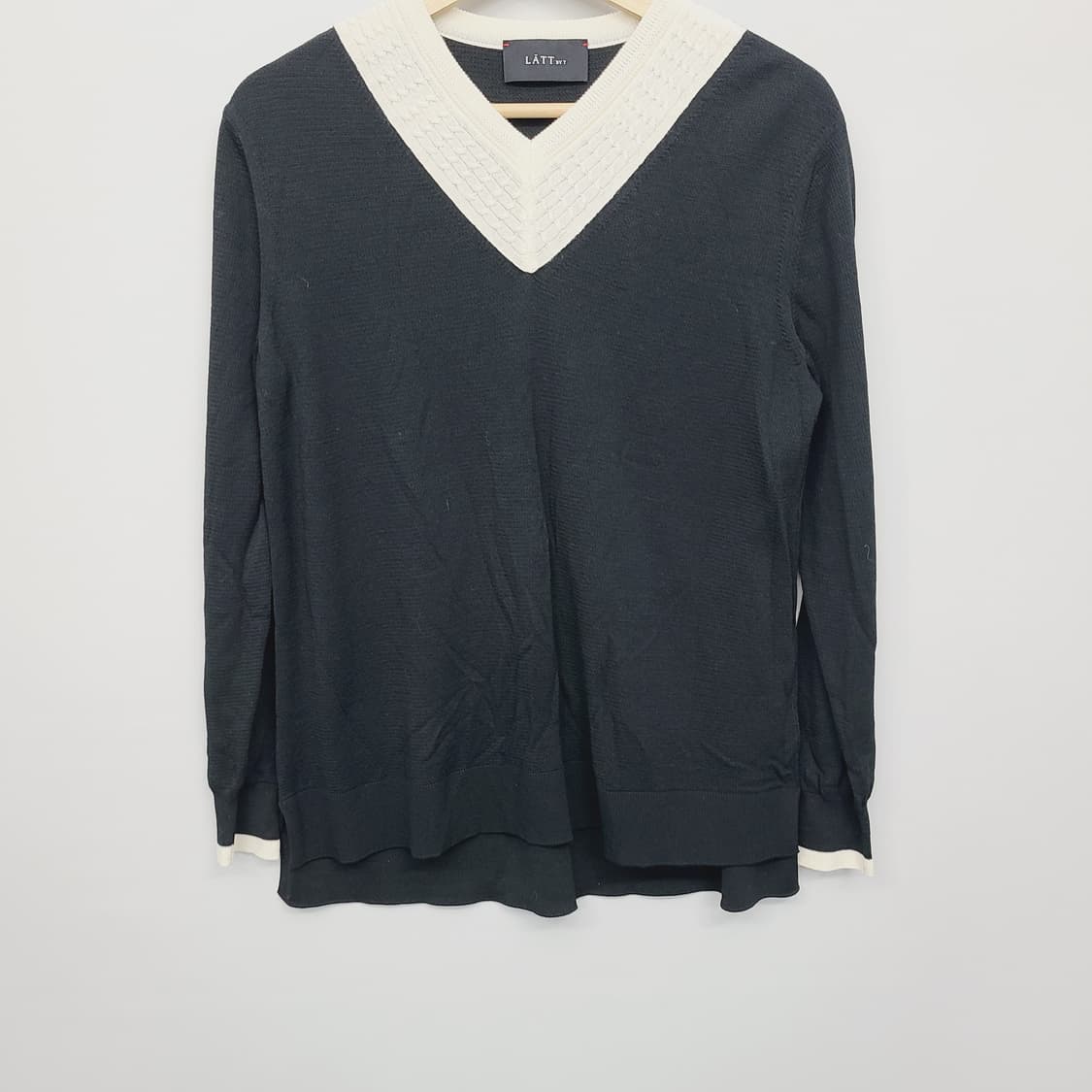 한섬 래트 바이 티 배색 브이넥 케이블 니트 블랙 90 상품이미지4