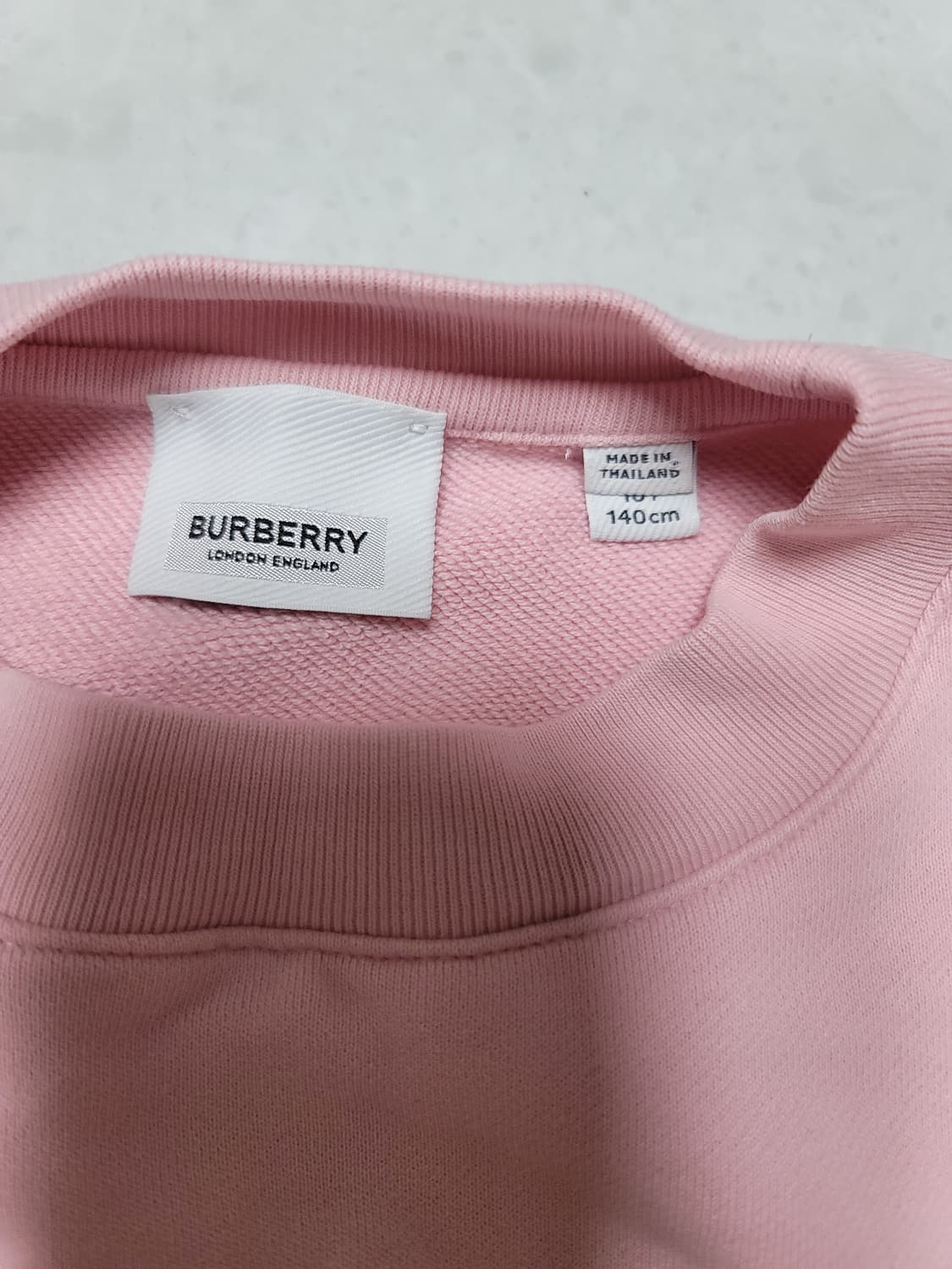 버버리 핑크 맨투맨 키즈140 정품

오른팔소매 약간의 오염 상품이미지5