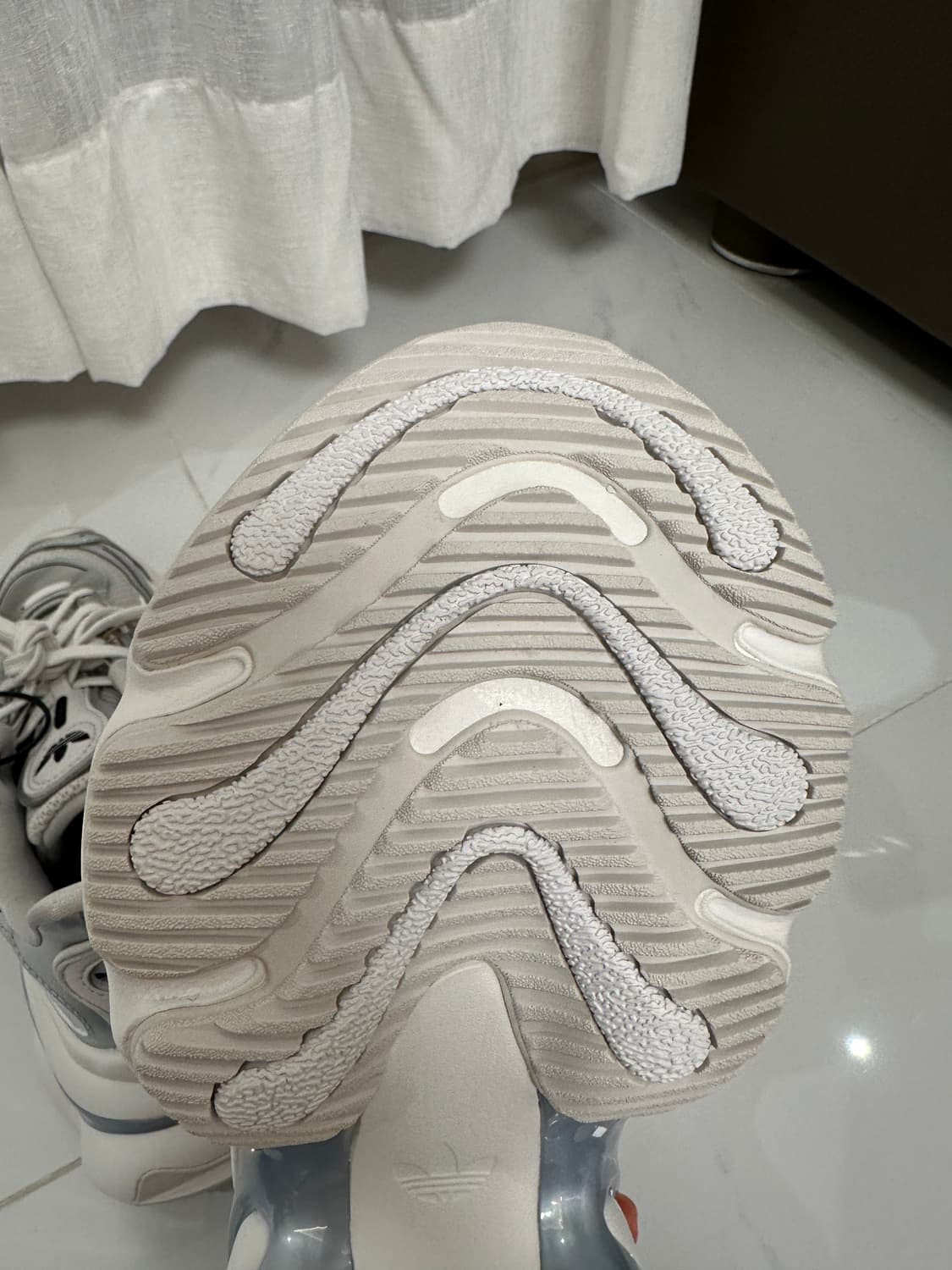 (새제품) 아디다스 오즈베누즈 Ozvenuz 실버 메탈릭 235 상품이미지4