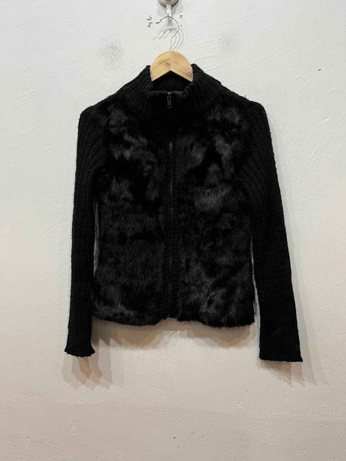 ROSE FAN 래빗퍼 골지 니트집업 블랙 상품이미지1