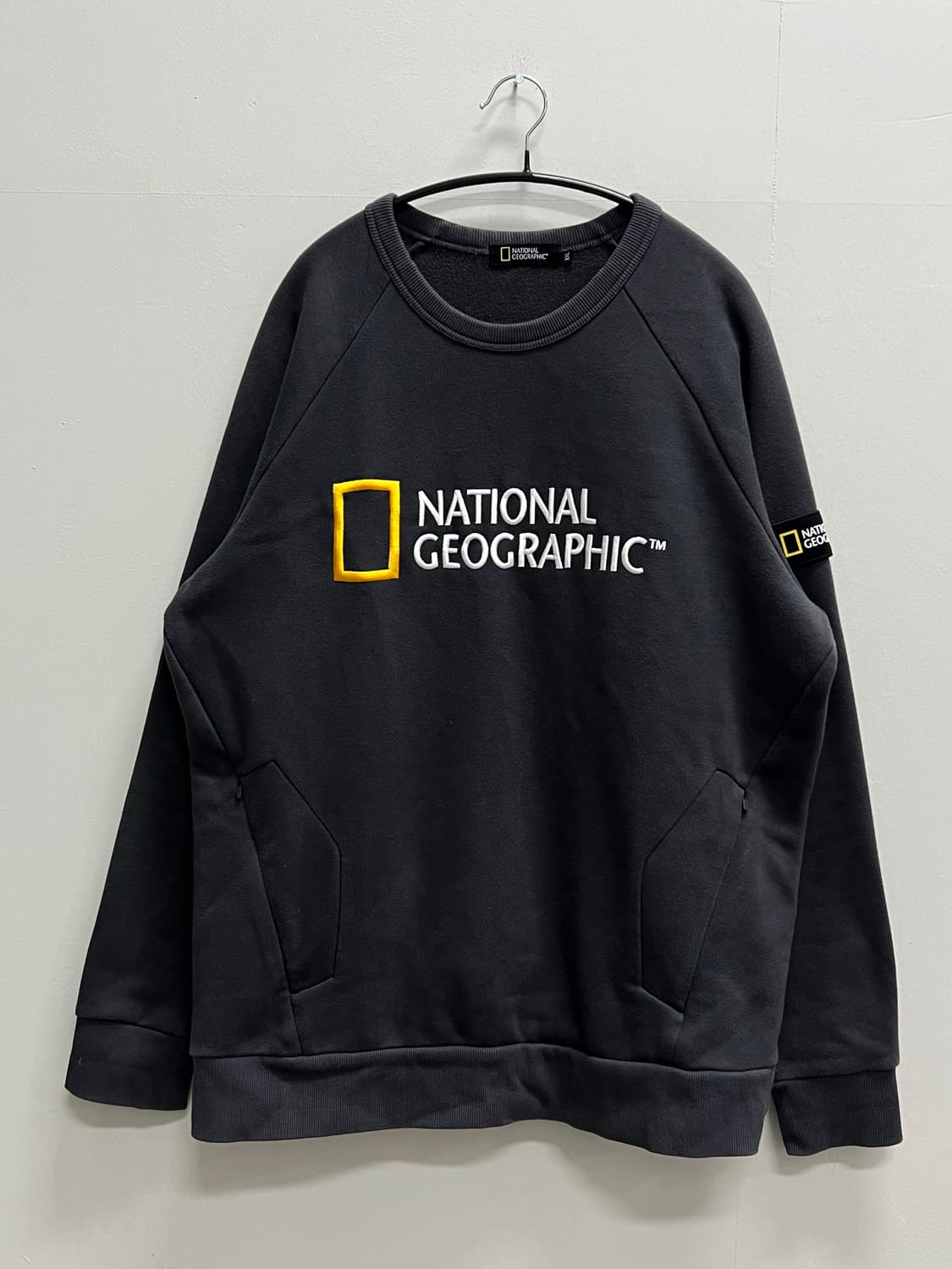 내셔널지오그래픽 자수로고 기모 맨투맨 차콜 상품이미지2