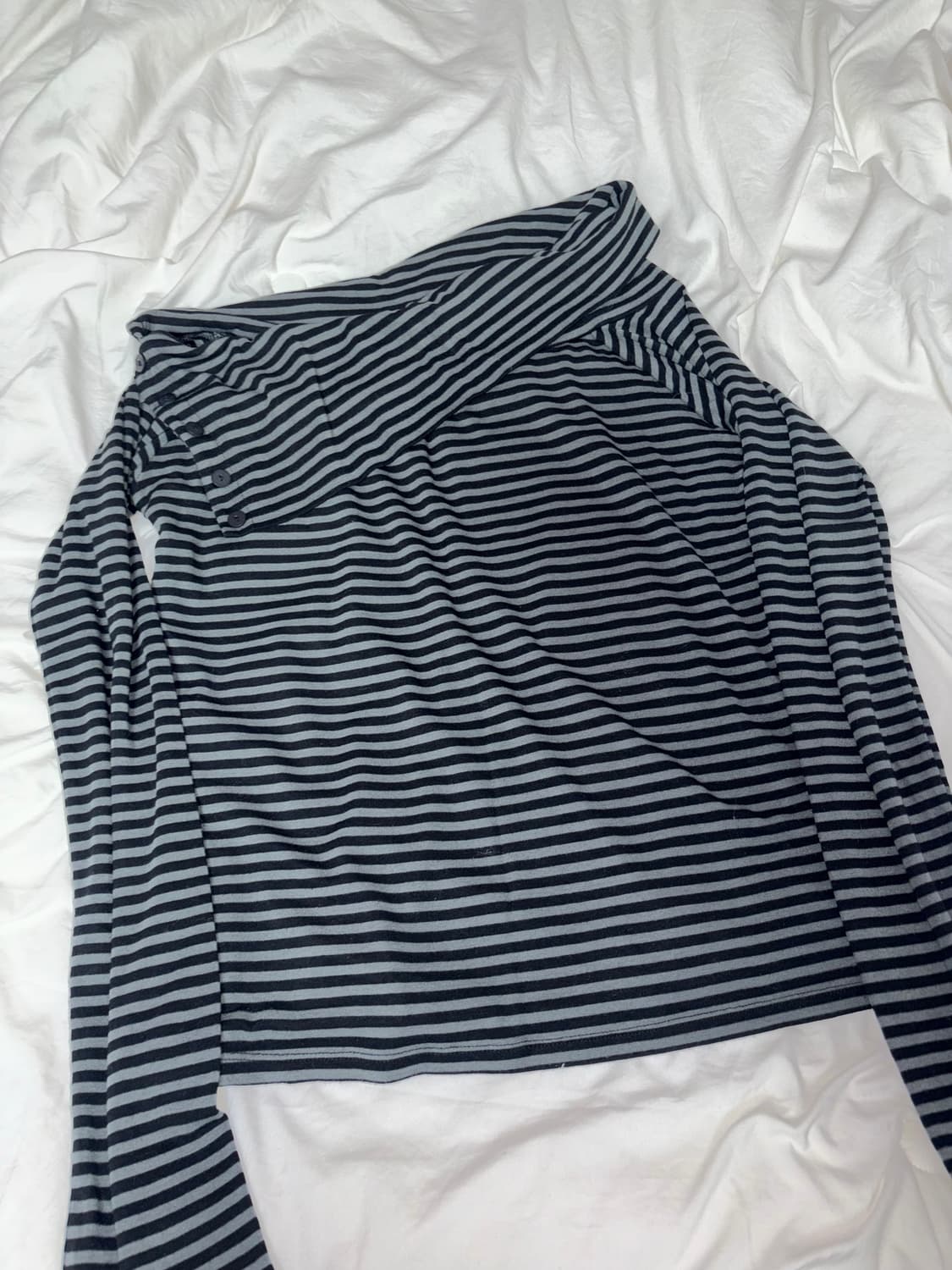 스트라이프 단추 오프숄더 긴팔티 상품이미지1