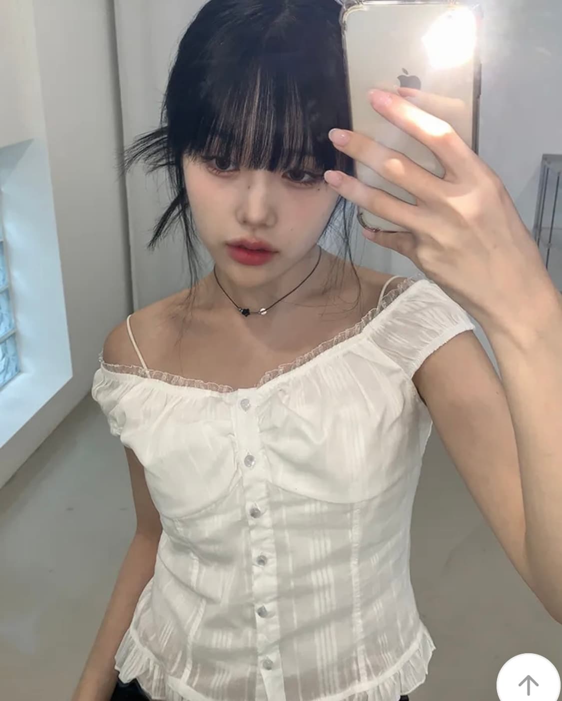 애니원모어 넬리 오픈 레이스 프릴 나시 블라우스 상품이미지5