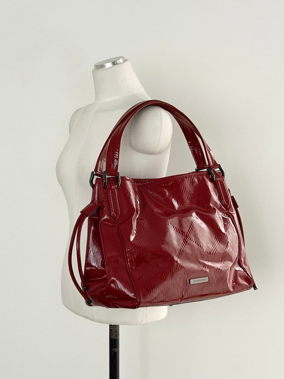 버버리 페이턴트 체크 엠보싱 숄더백 상품이미지2