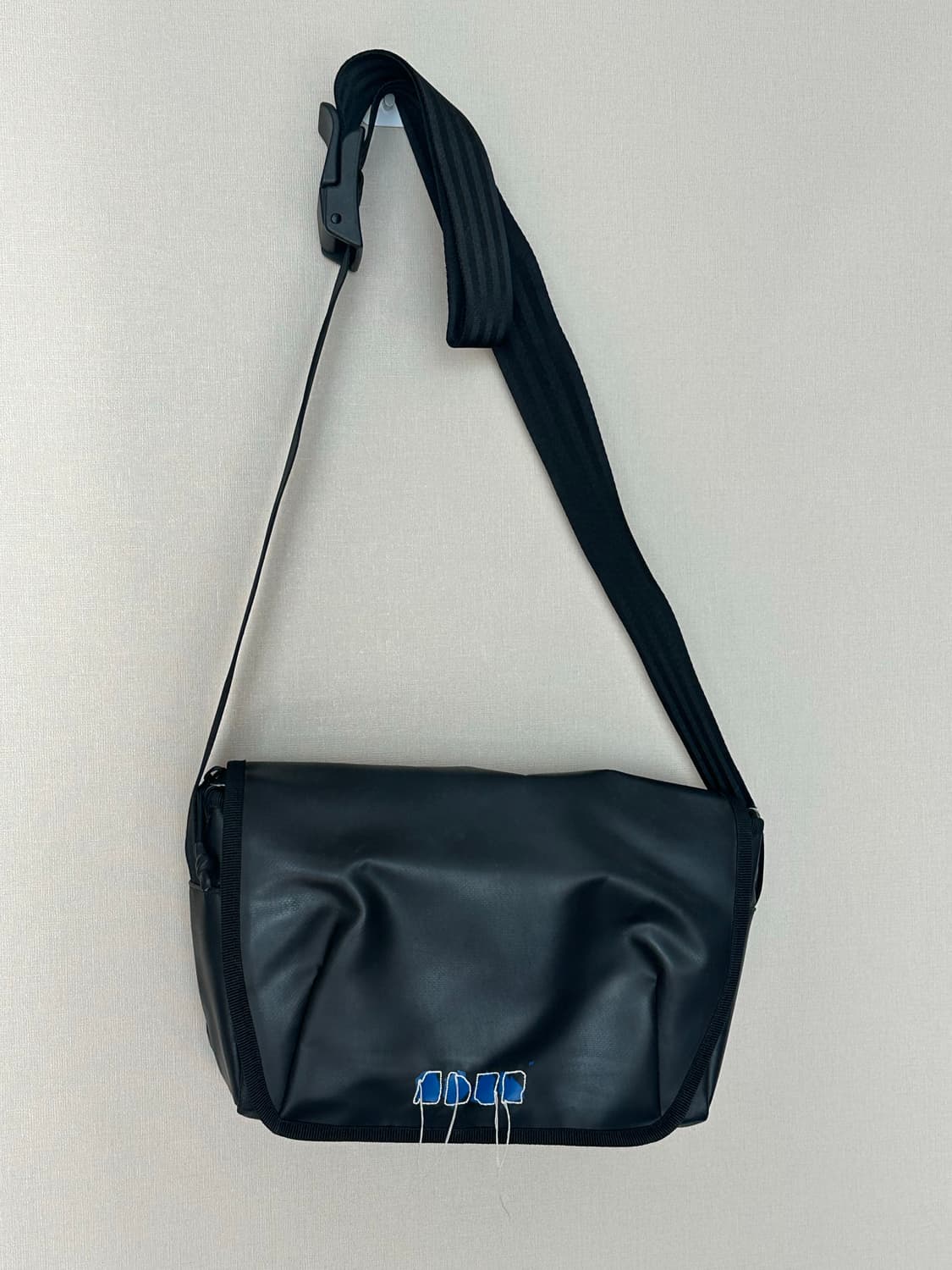 아더에러 트레이스 애드모어 크로스바디백 블랙 상품이미지2