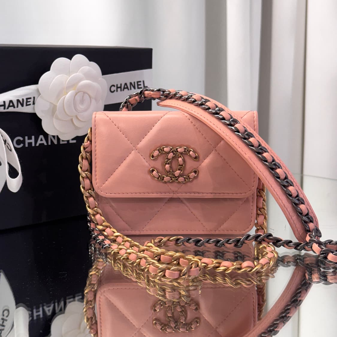 샤넬 19 체인 지갑 램스킨 플랩백 베이비 핑크 상품이미지6