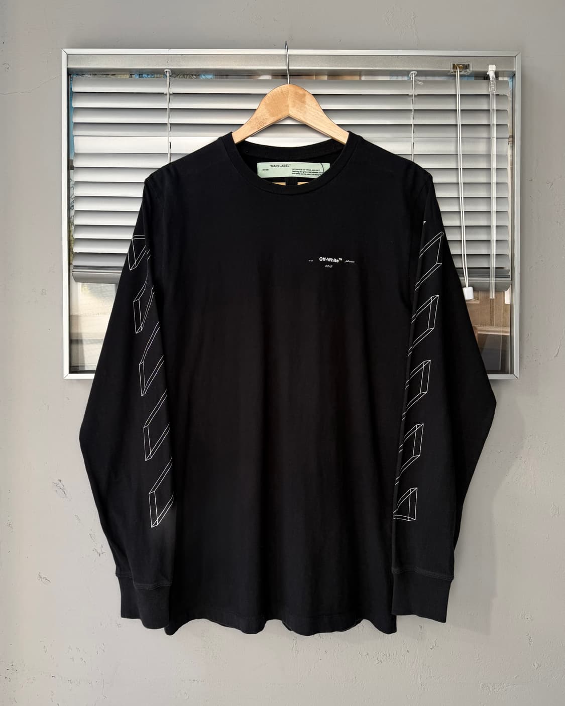OFF WHITE 18FW 3D arrow long sleeve 상품이미지1
