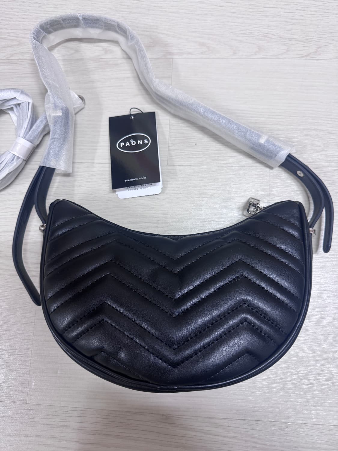새상품 PAONS 투미 반달 숄더백 블랙 상품이미지8