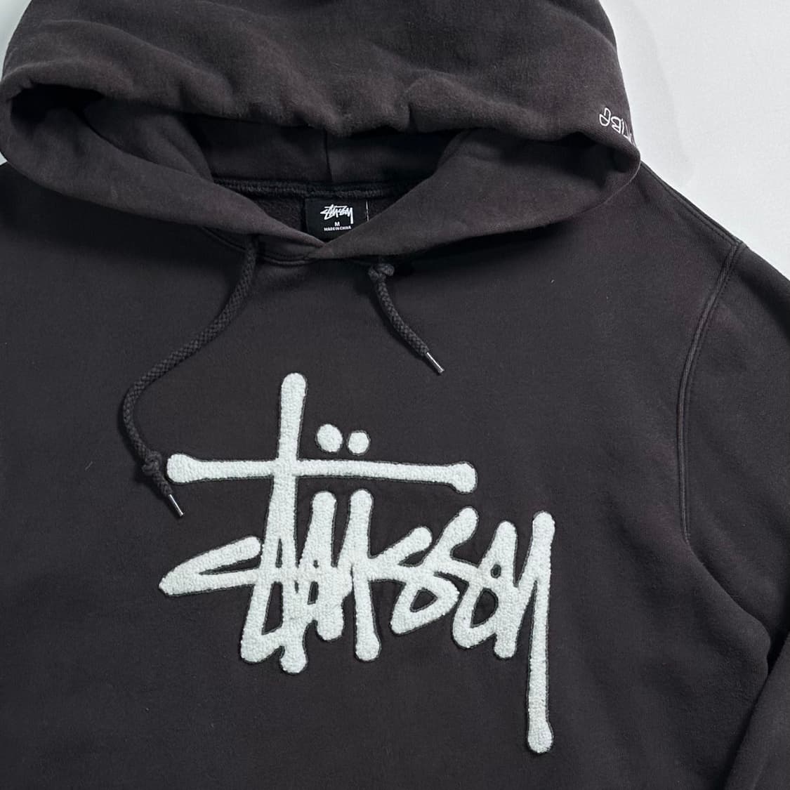 스투시 플리스 로고 블랙 후드 티  상품이미지3