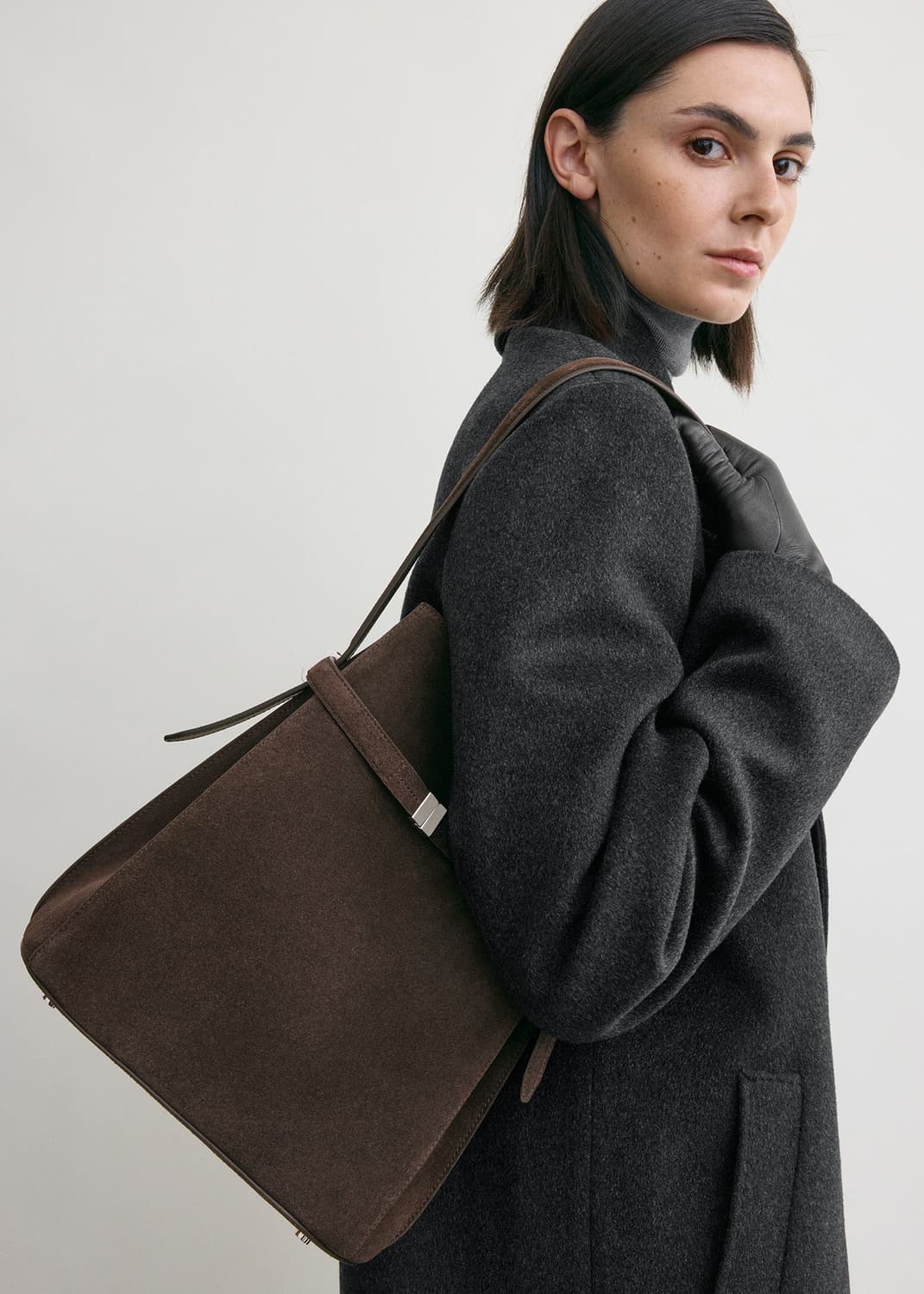 [새상품] 토템 벨티드 스웨이드 버킷 백 브라운 상품이미지3