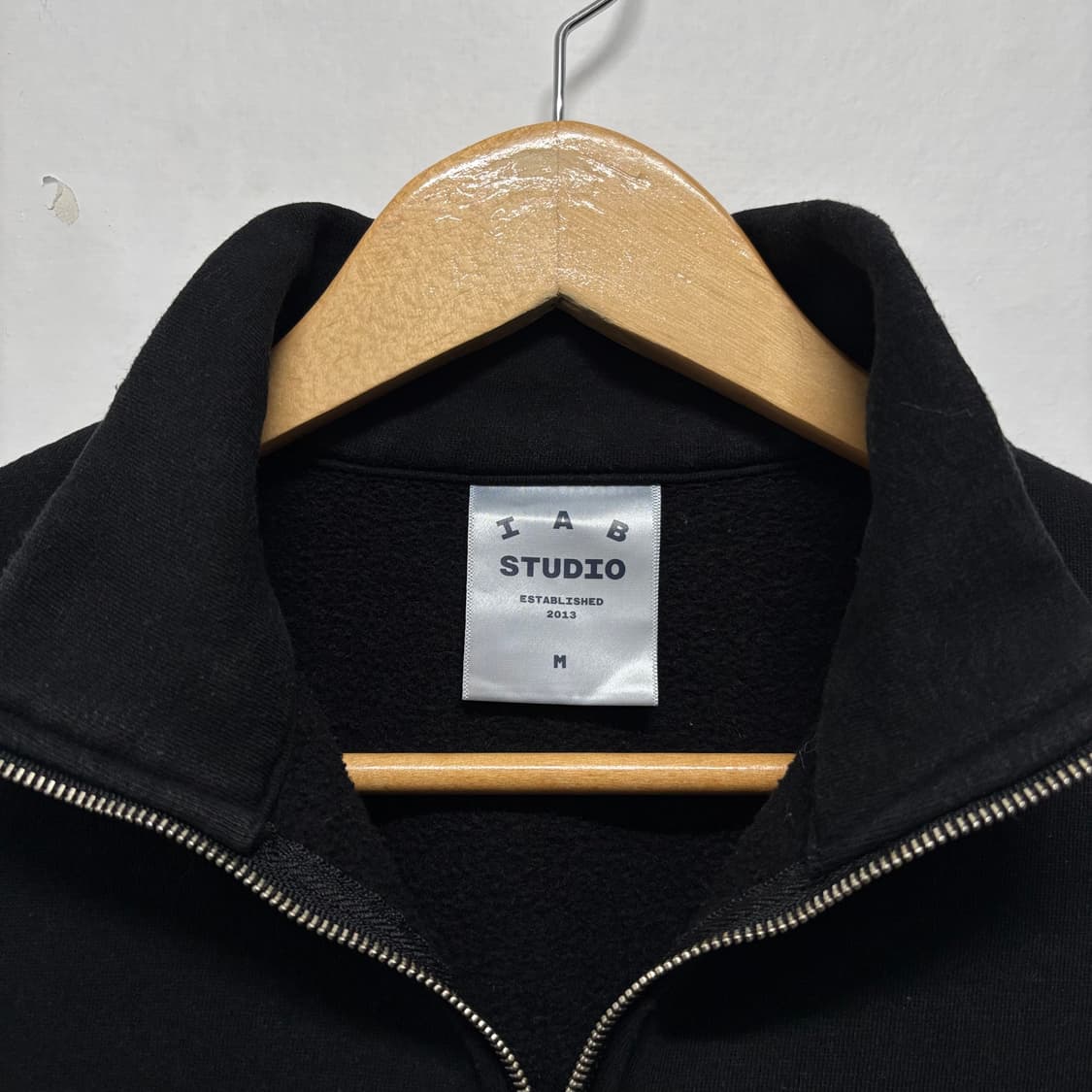 아이앱스튜디오 블랙 하프집업 맨투맨 상품이미지4