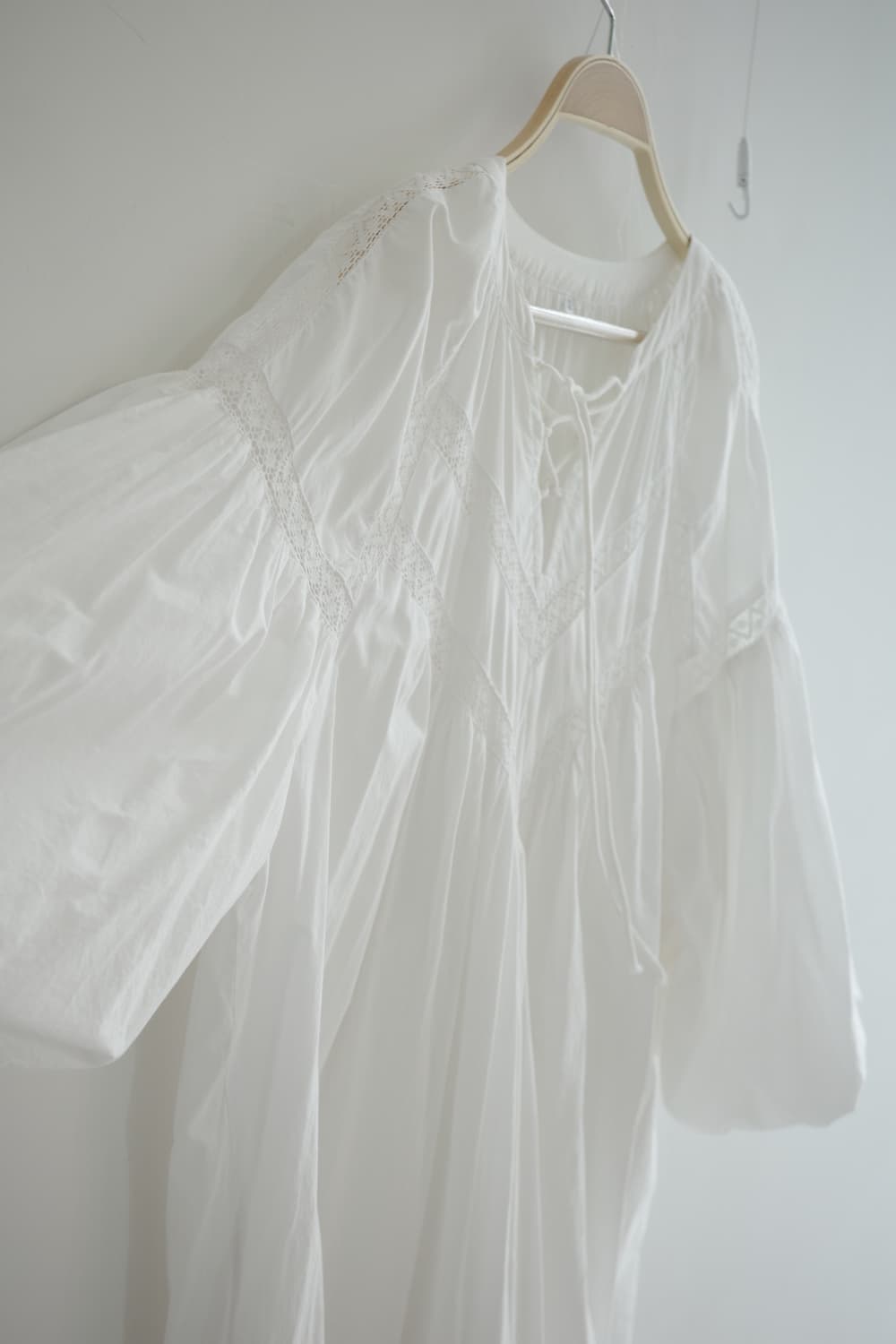 adapt 
• 화이트 퍼프 소매 샤링 코튼 롱원피스 상품이미지4