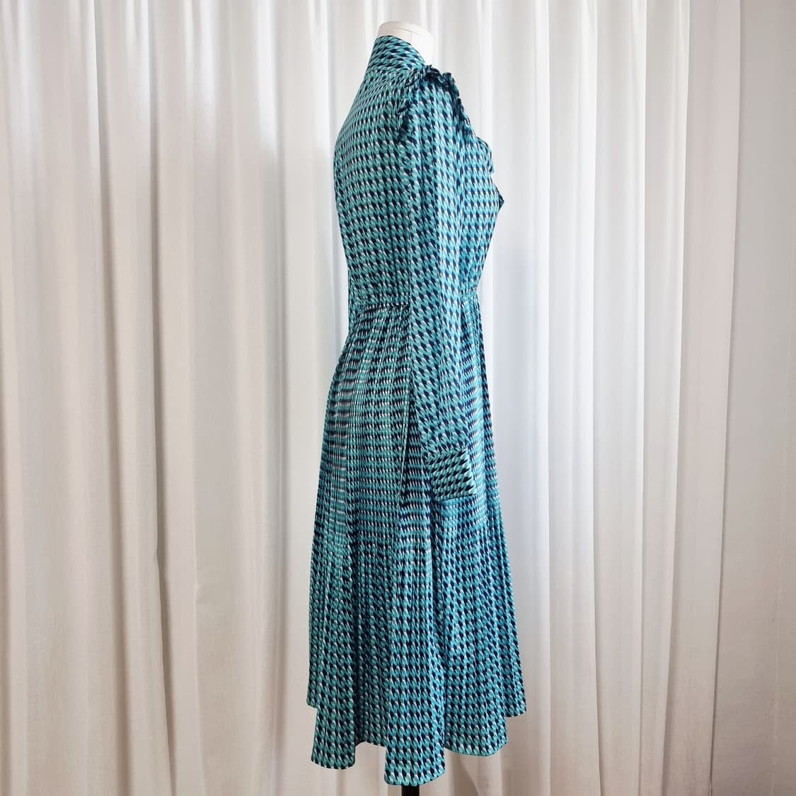 듀엘 DEWL 리본타이 플리츠 패턴 원피스 (55) 상태완벽 상품이미지2