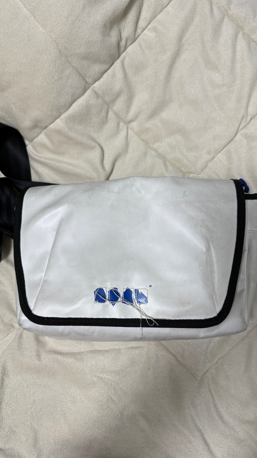 아더에러 트레이스 애드모어 크로스바디백 화이트 상품이미지1