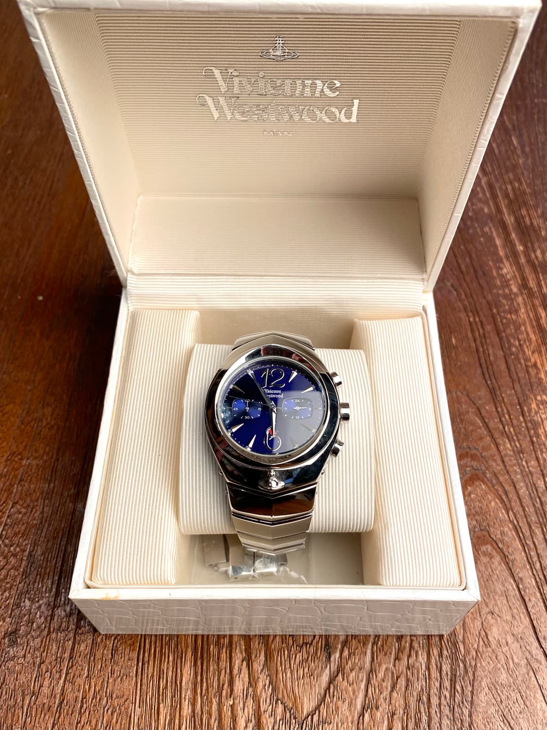 비비안 웨스트우드 아머드 손목시계 상품이미지2