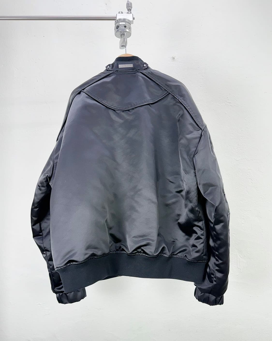 무스너클 블랙 니콜라스 퀼팅 플레이트 봄버 자켓 상품이미지6