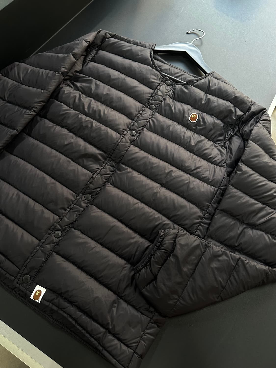 베이프 자수사루 라이트 다운 경량패딩 상품이미지4