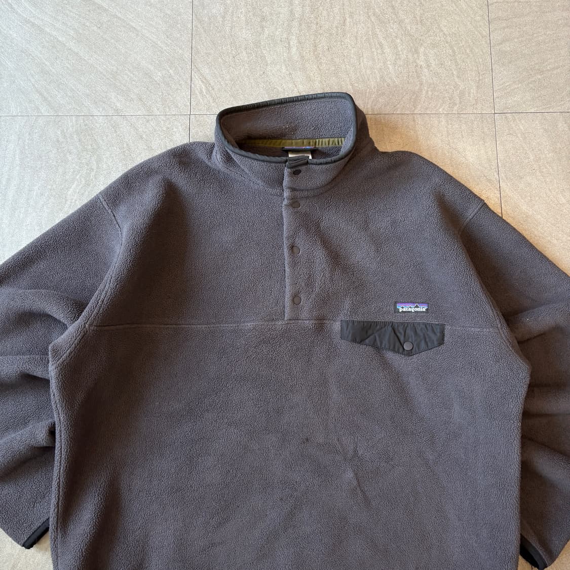파타고니아 신칠라 다크 그레이 스냅티  상품이미지3