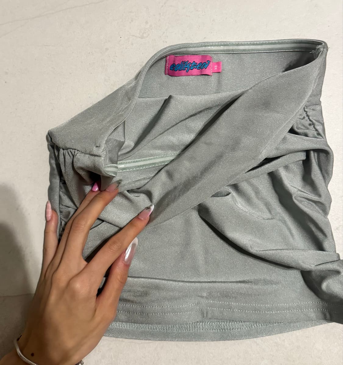 Edikted Maxeen shiny gathered tube top 상품이미지5