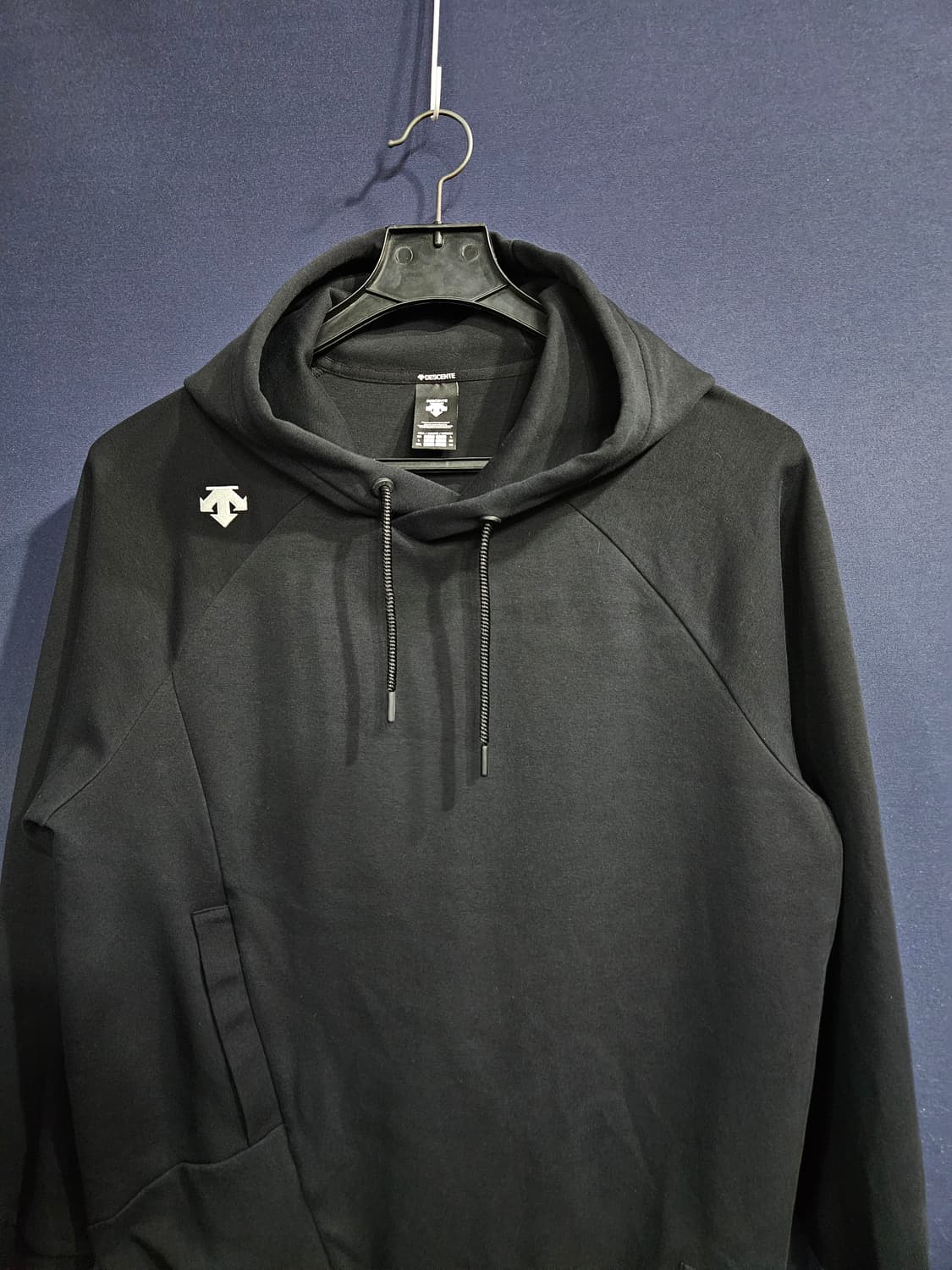 데상트 자수 블랙 남성 105~110 포켓 후드티  상품이미지6