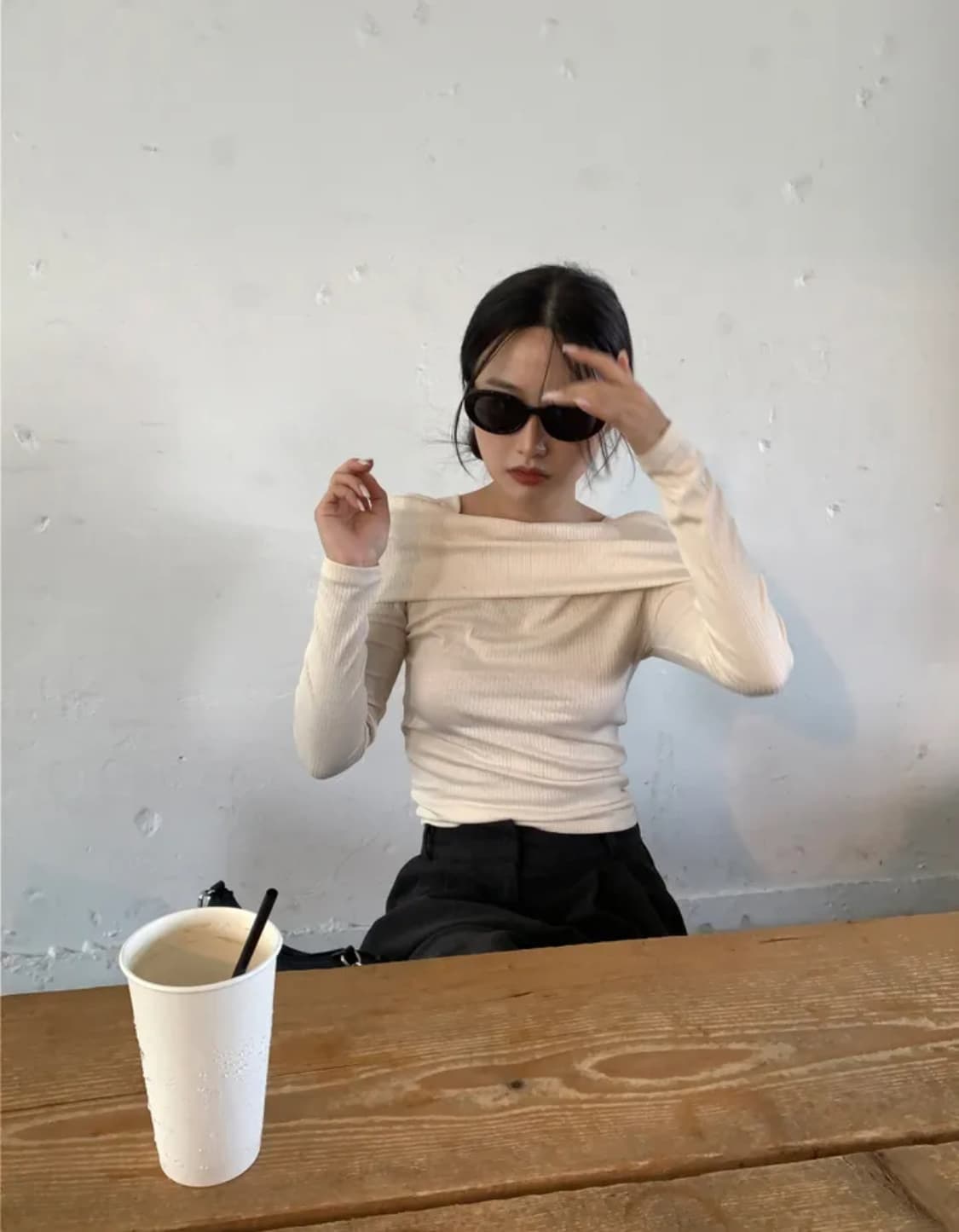 옵텐소 하프 오프숄더 티셔츠 아이보리 상품이미지1