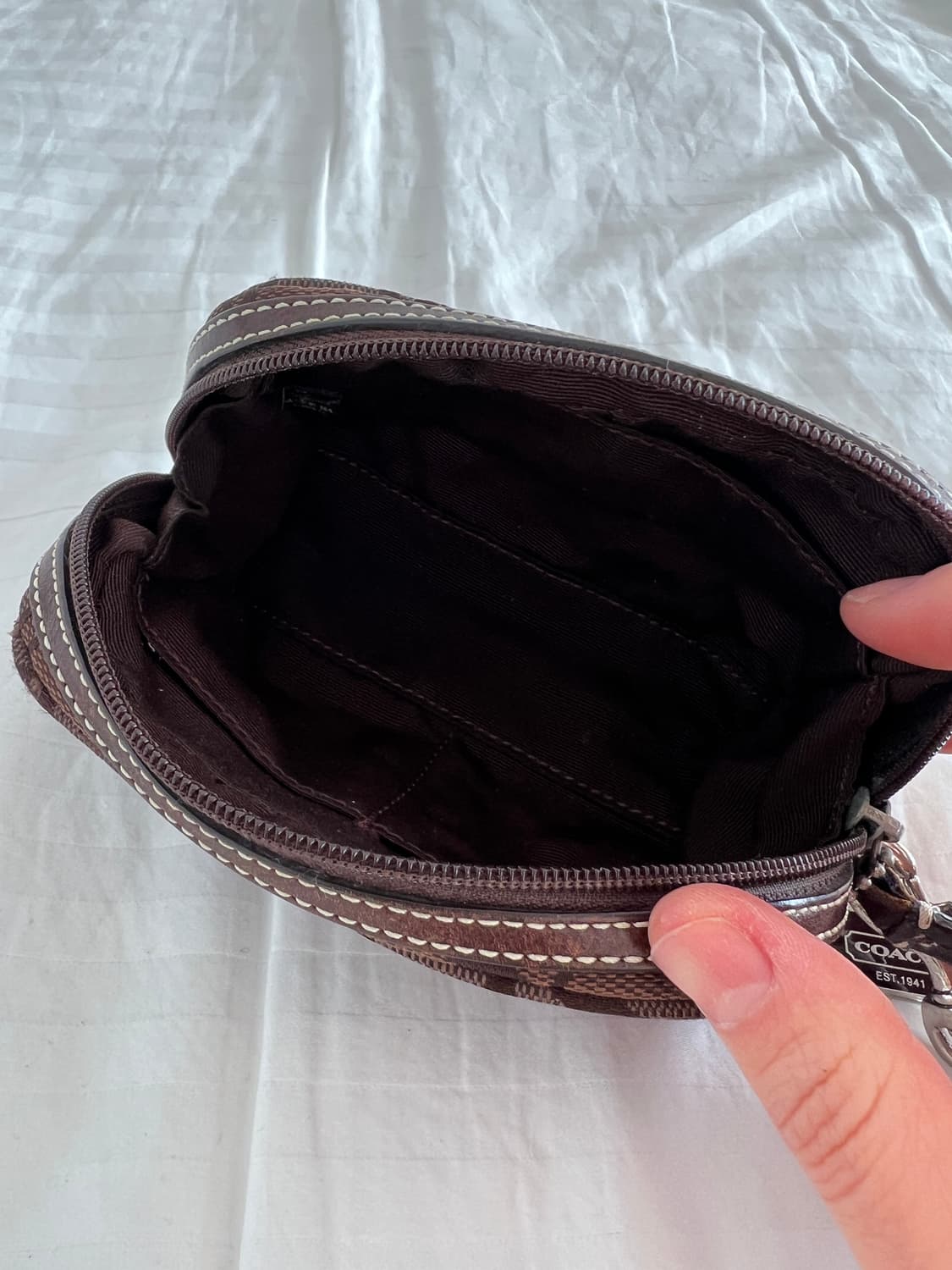 COACH 시그니처 레더 스트랩 미니 파우치 상품이미지5