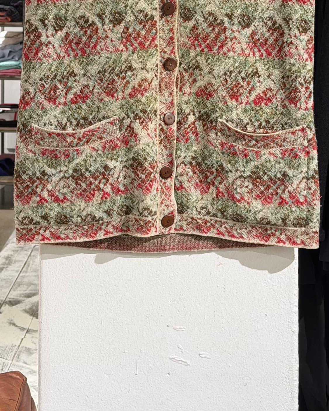 미쏘니 스포츠 그린 레드 배색 페턴 브이넥 니트 베스트 상품이미지5