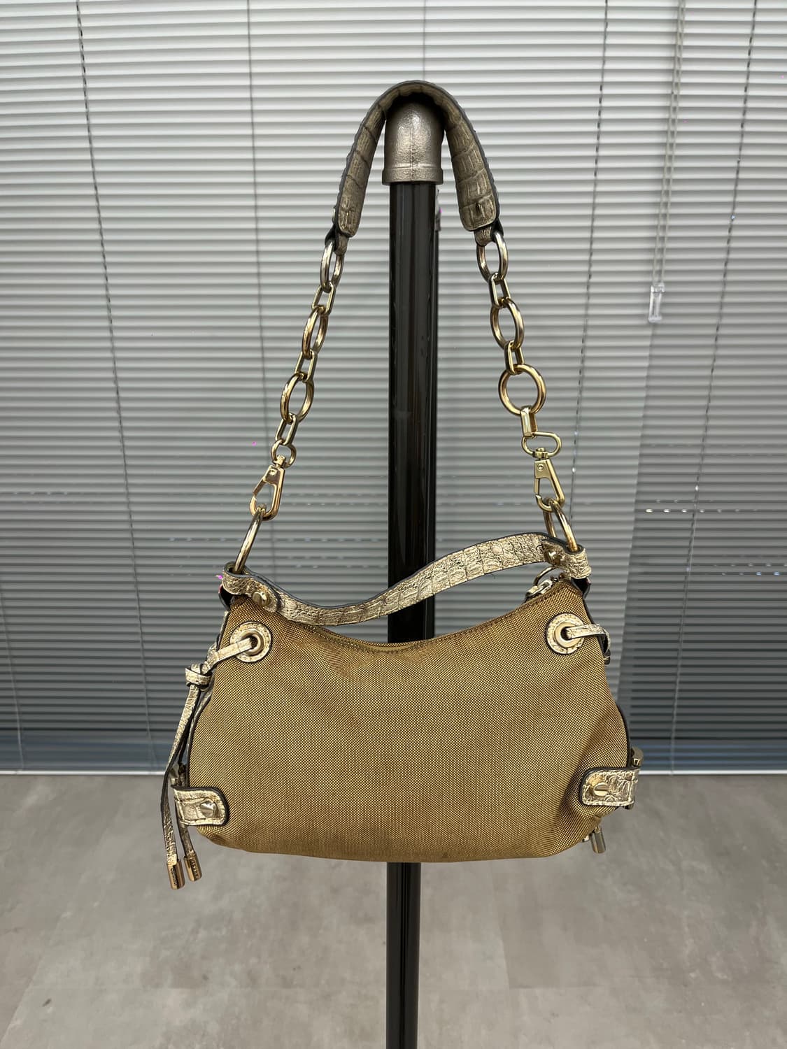 Guess beige key ring shoulder bag 상품이미지10