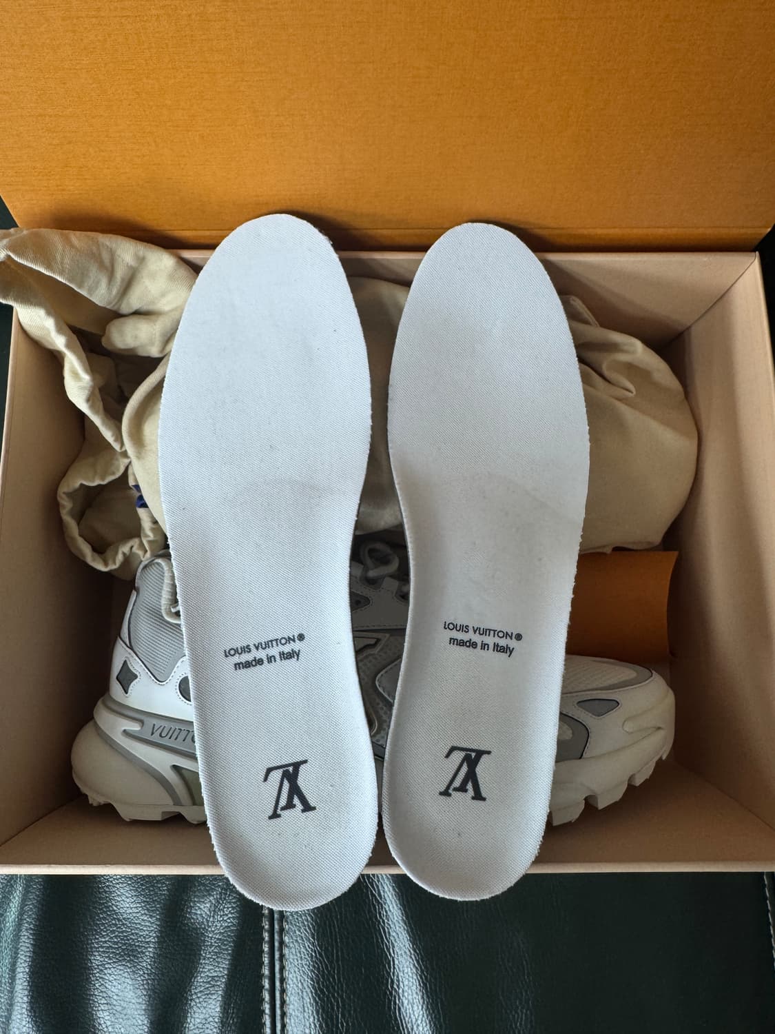 루이비통 러너 태틱 스니커즈 화이트 9 상품이미지2