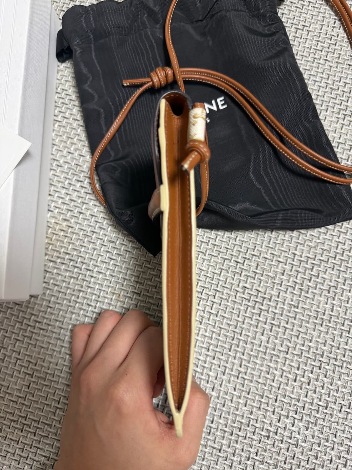 셀린느 트리옹프 캔버스 플랩 폰 파우치 화이트탄 크로스백 상품이미지4