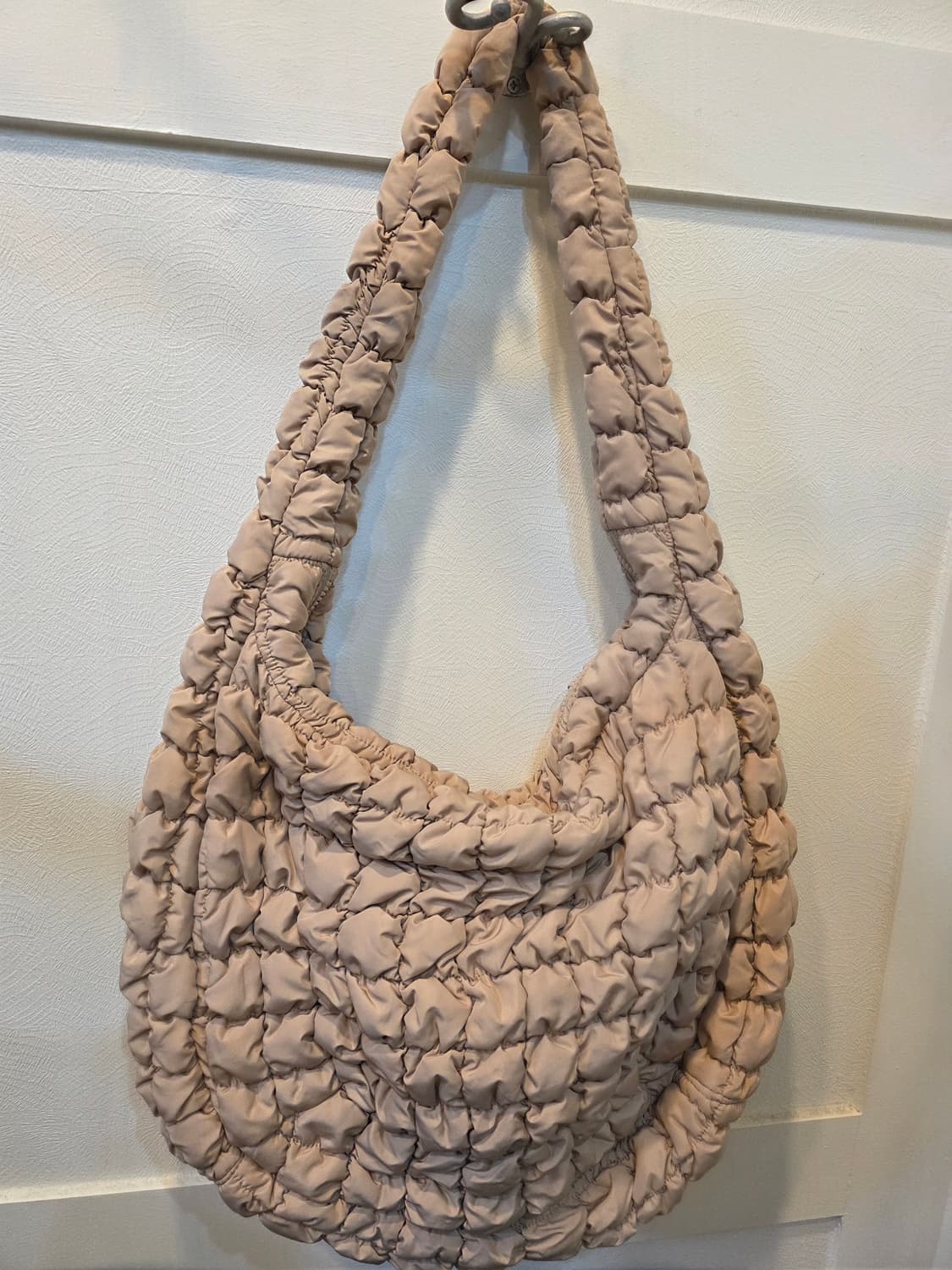 COS 코스 오버사이즈 퀼티드 숄더백 베이지 상품이미지2