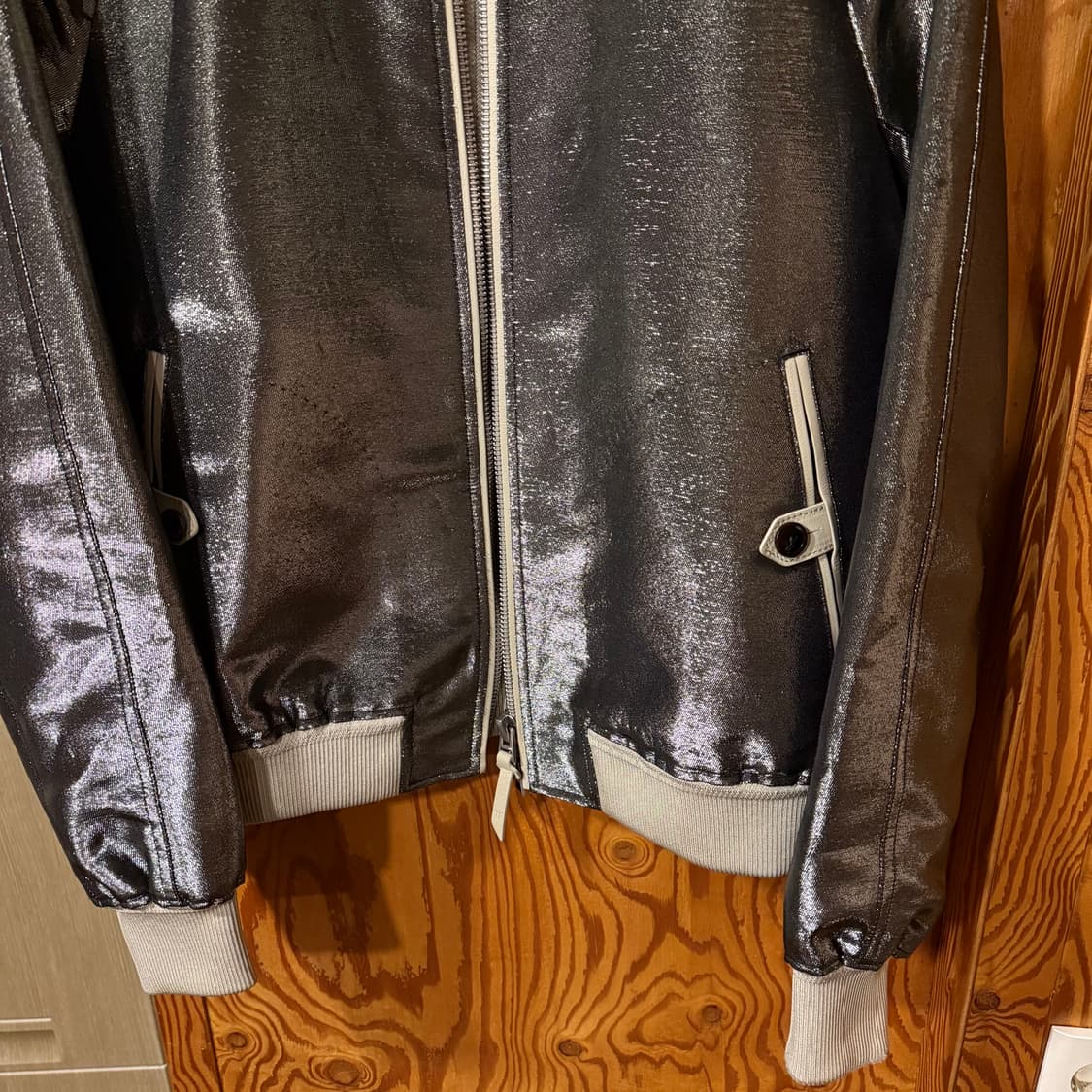 톰포드 메탈릭 봄버 자켓 판매 합니다. 상품이미지4