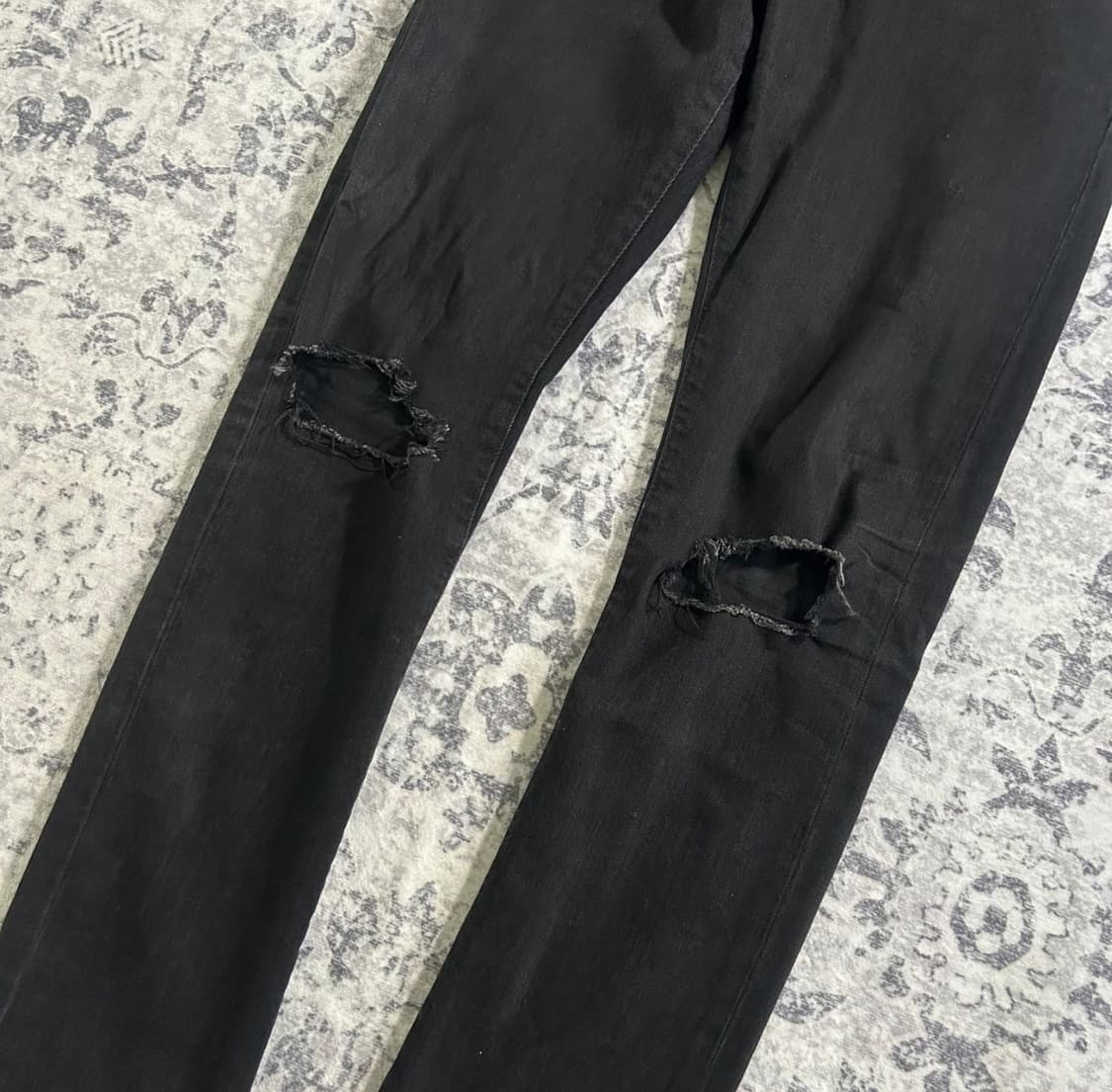 생로랑 D02 무릎 슬릿 디스트로이드 블랙 데님 상품이미지3