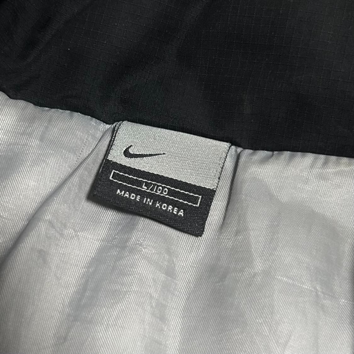 [XL] Nike 나이키 올드스쿨 덕다운 검/회 스우시 패딩 점퍼 상품이미지4