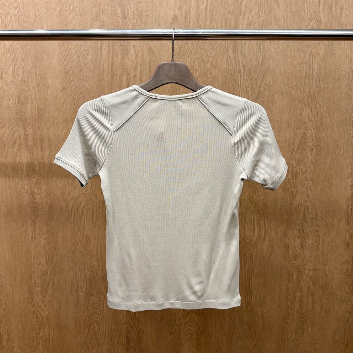 버버리 런던 반팔 티셔츠 골지 버튼 로고 디테일 슬림핏 베이지 상품이미지3