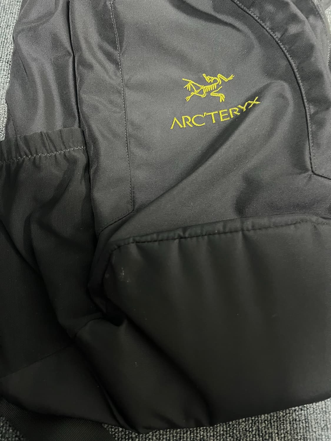 아크테릭스 퀴버 크로스바디 백 블랙 애쉬 상품이미지9