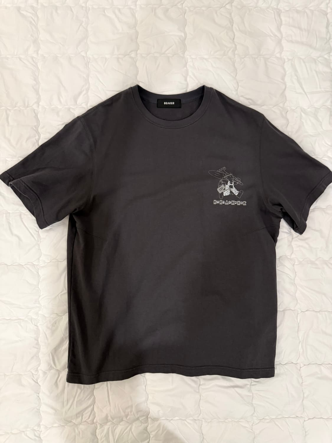 비이커 백프린팅 티셔츠 애쉬 상품이미지1
