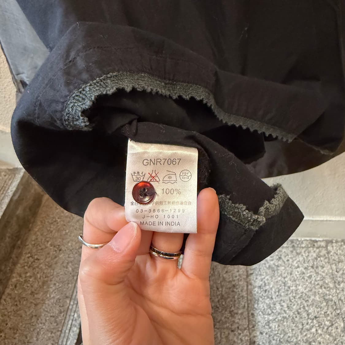 빈티지 브이넥 슬리브리스 블라우스 크로셰 레이스 디테일 루즈핏 블랙 상품이미지5