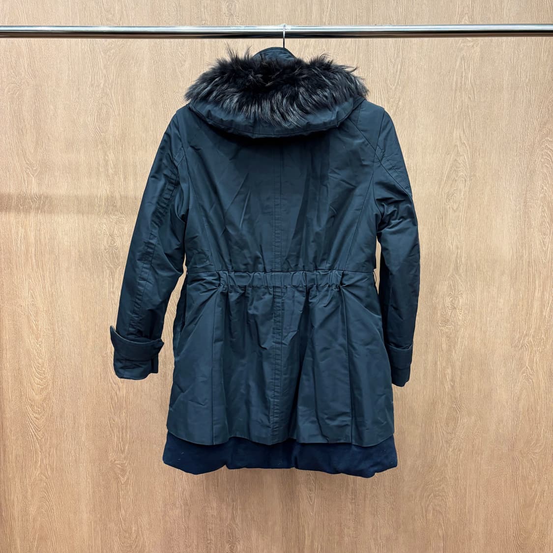 시스템 하이넥 패딩 코트 퍼 후드 허리 내장 스트링 헴라인 디테일 블랙 상품이미지3