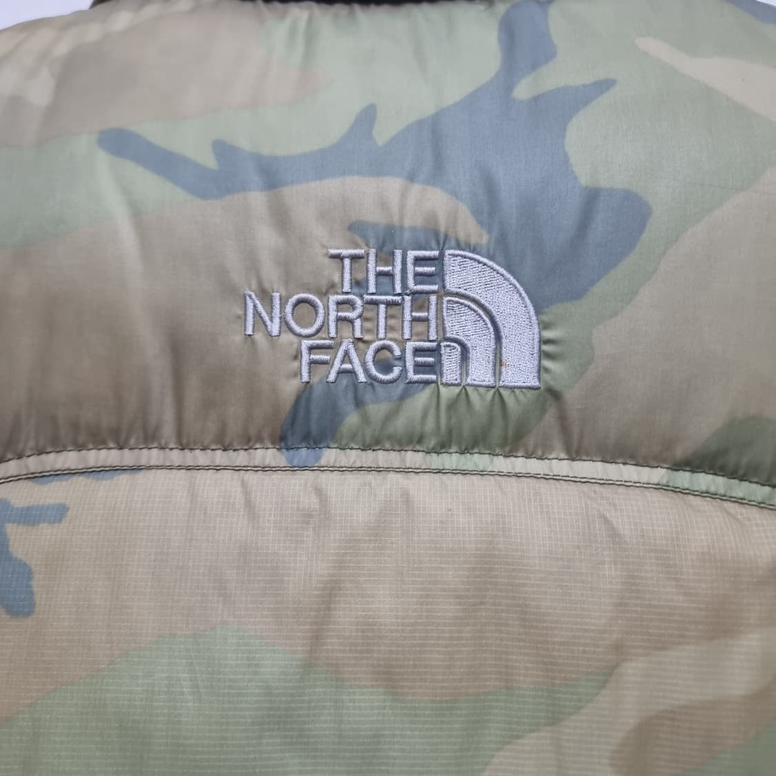 노스페이스 700 필파워 카모 패턴 패딩 조끼 상품이미지4