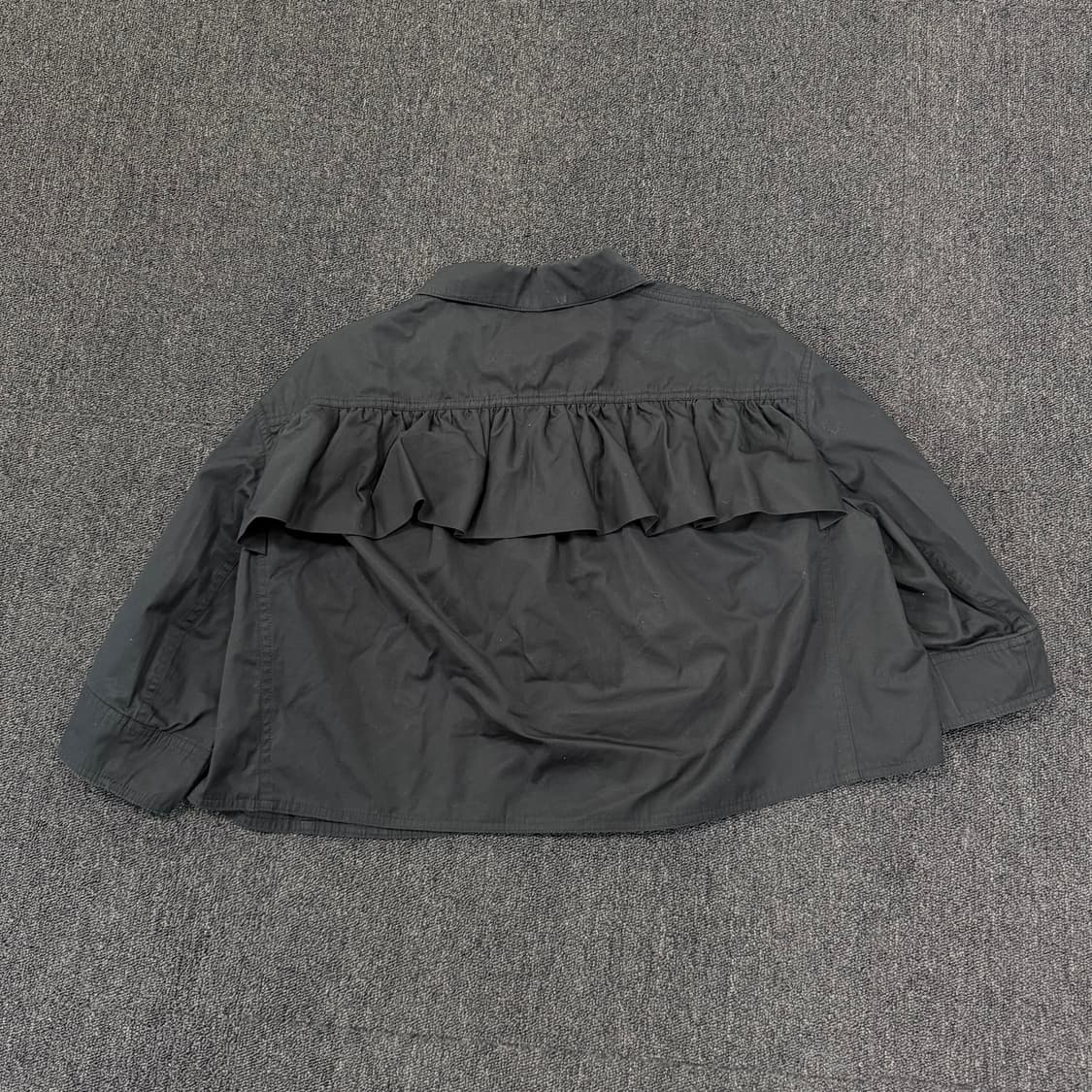 드리스반노튼 백 프릴 디테일 크롭 자켓 상품이미지4