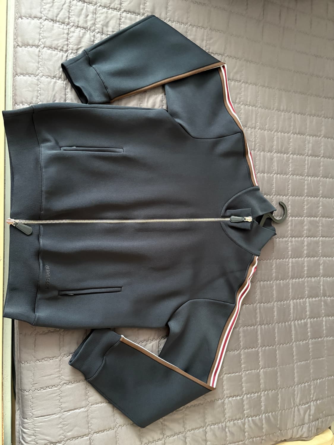 버버리 23SS 트랙 자켓 상품이미지1