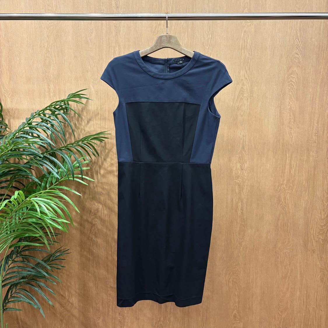 띠어리 라운드넥 슬리브리스 원피스 투톤 컬러 블록 디테일 네이비 블랙 상품이미지1