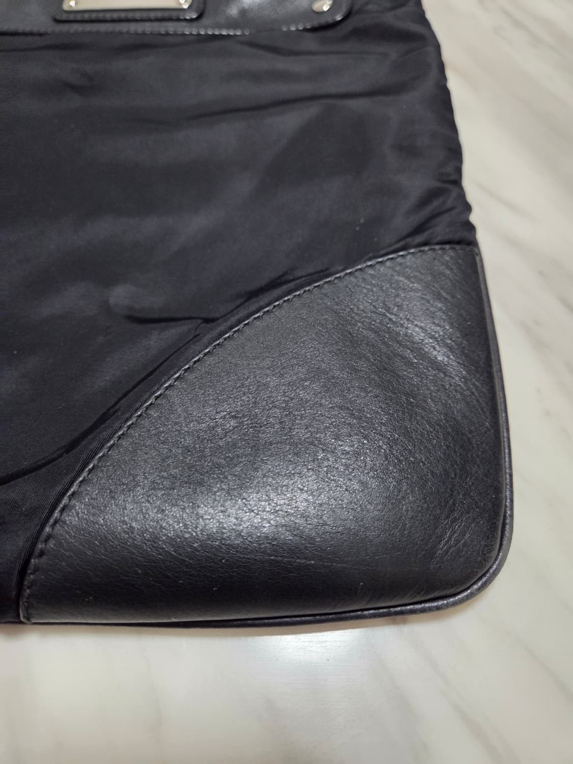 돌체앤가바나 가죽디테일 빅 플레이트 크로스백 상품이미지3