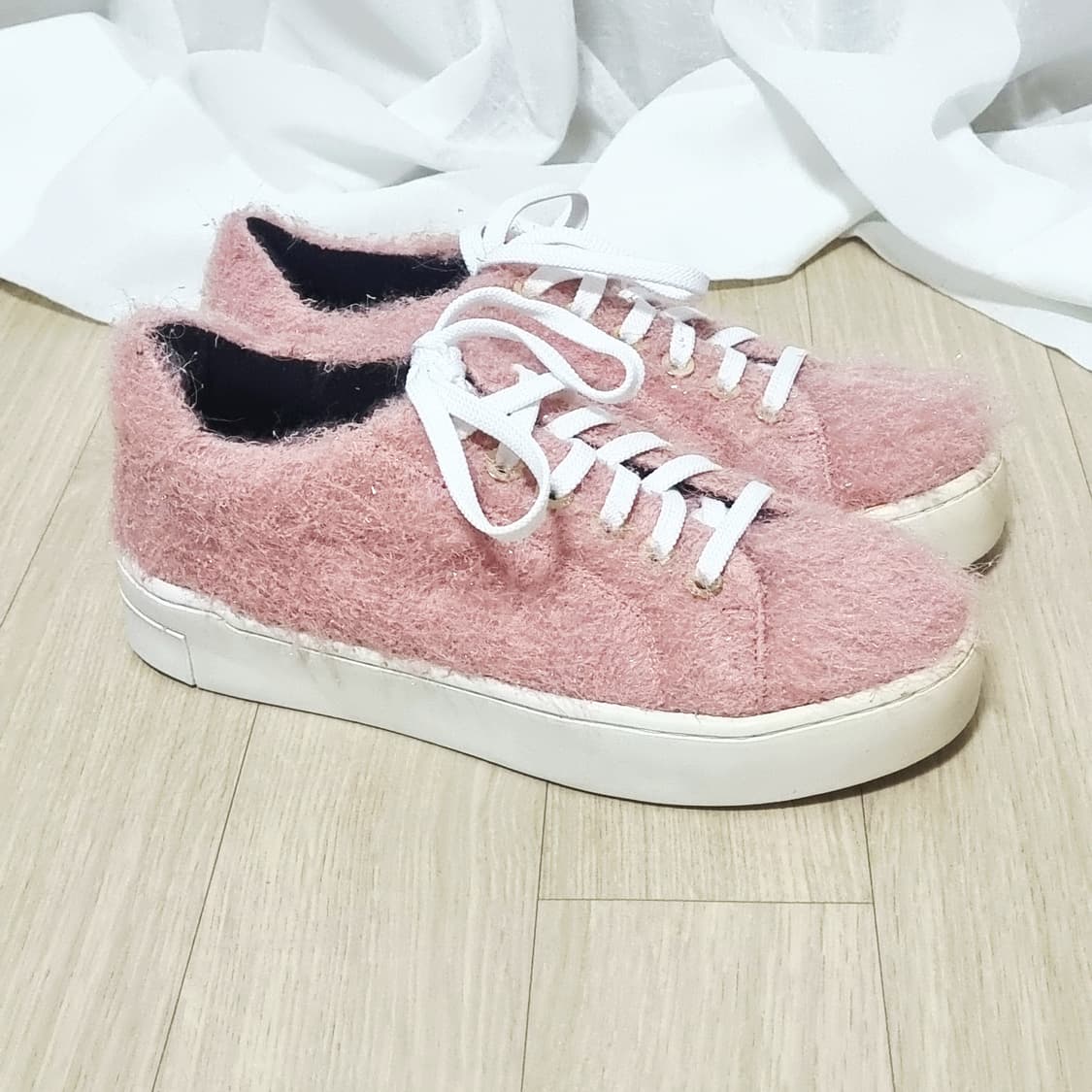 슈콤마보니 글리터링 핑크퍼 스니커즈 운동화 (230/표기360) 상태굿 상품이미지2