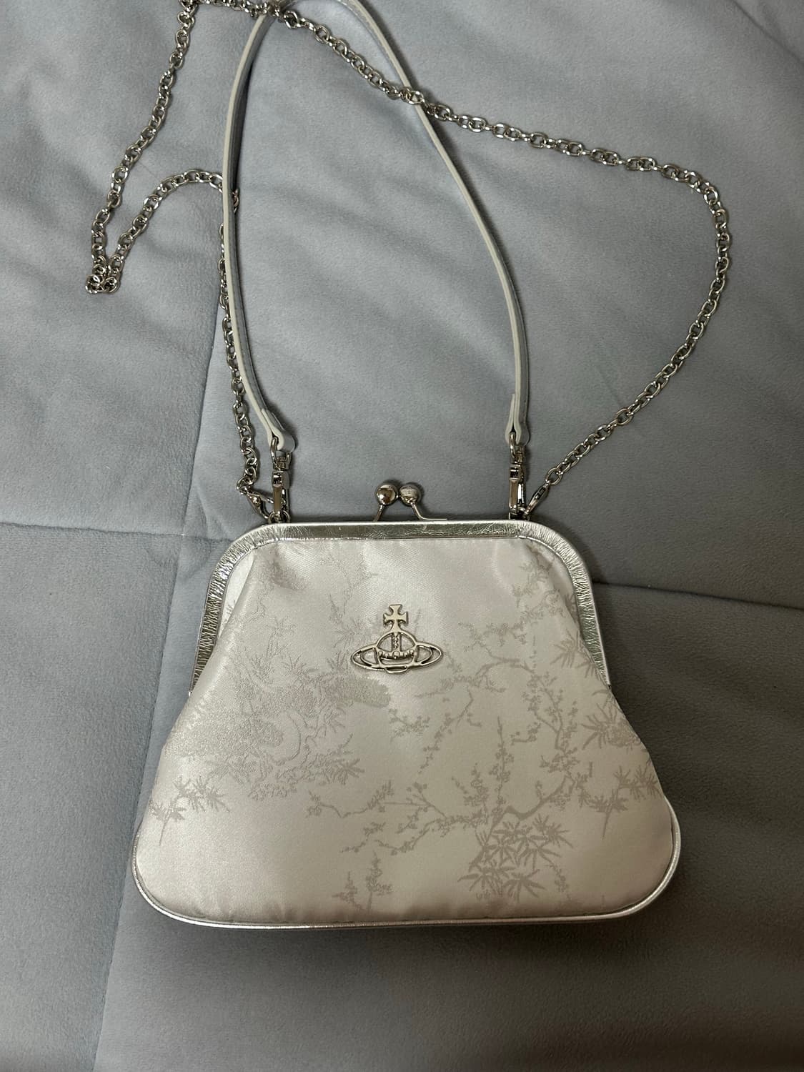 비비안웨스트우드 화이트 클러치 체인 숄더백 상품이미지1