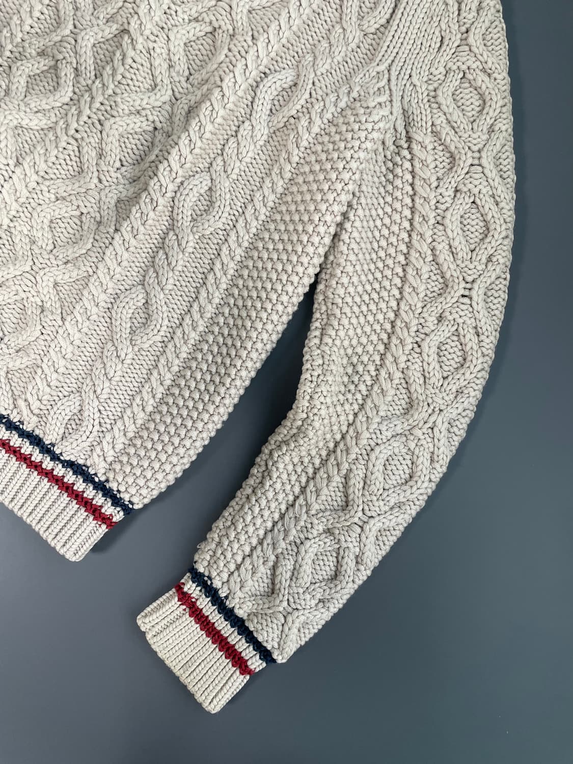 [L] 몽클레어 와펜로고 케티블 꽈배기 니트 가디건 상품이미지7