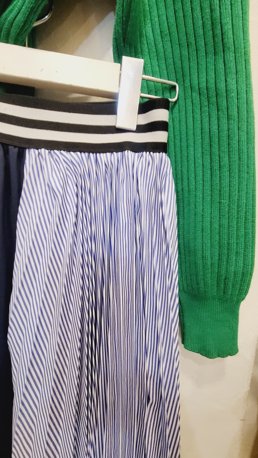 그린 체인 브이넥니트.  지고트 언발스커트 상품이미지7