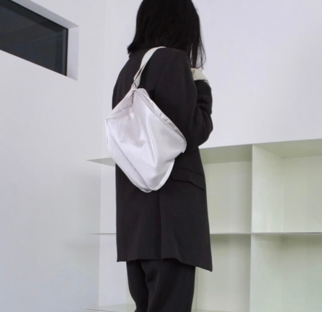 REGULAR 실키 크로스백 검정 상품이미지1