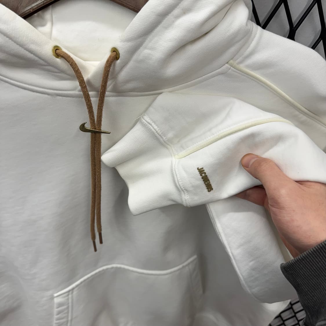 23S/S 나이키 X 자크뮈스 스웻셔츠 후드 넥 로고 디테일 화이트 상품이미지5